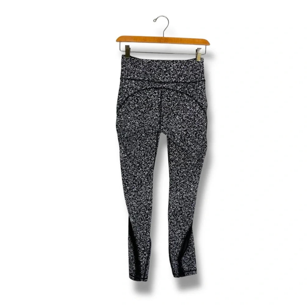 Lululemon Invigorate 7/8 Tight Daisy Dust Alpine White Black Size 4 Mesh Running
